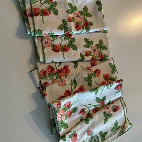Vintage Strawberry Napkins Set Of 6 🍓 - Picture 4 of 10
